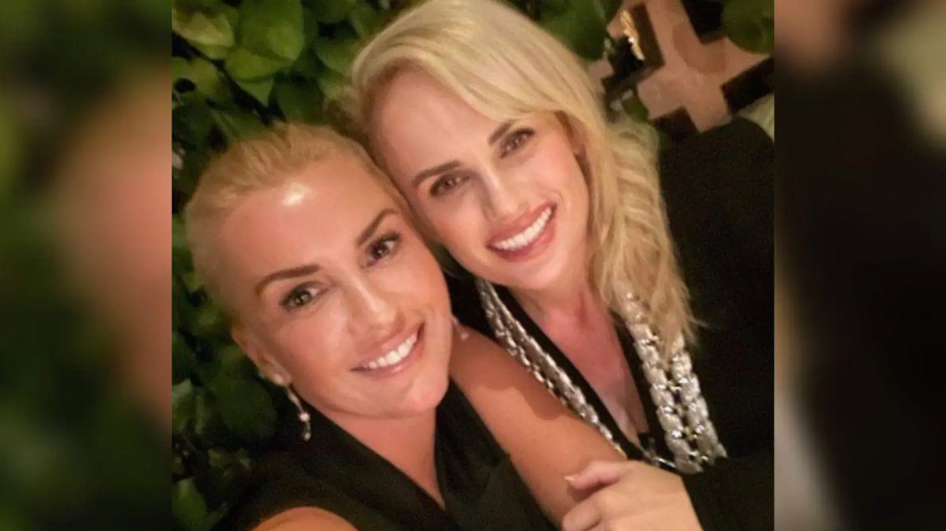 Rebel Wilson se comprometió con su novia Ramona Agruma